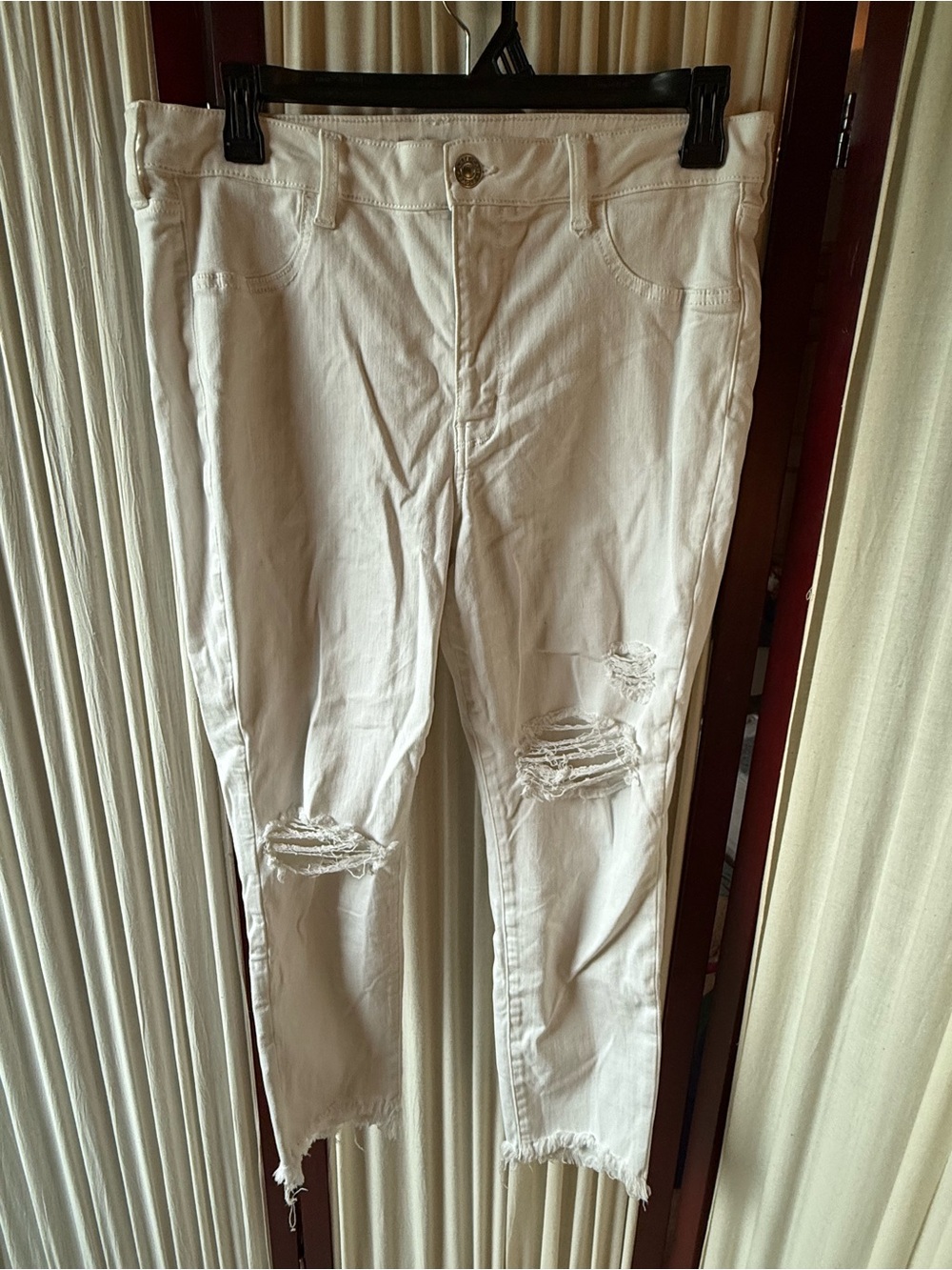 American Eagle. 18R distressed next level stretch white jeans